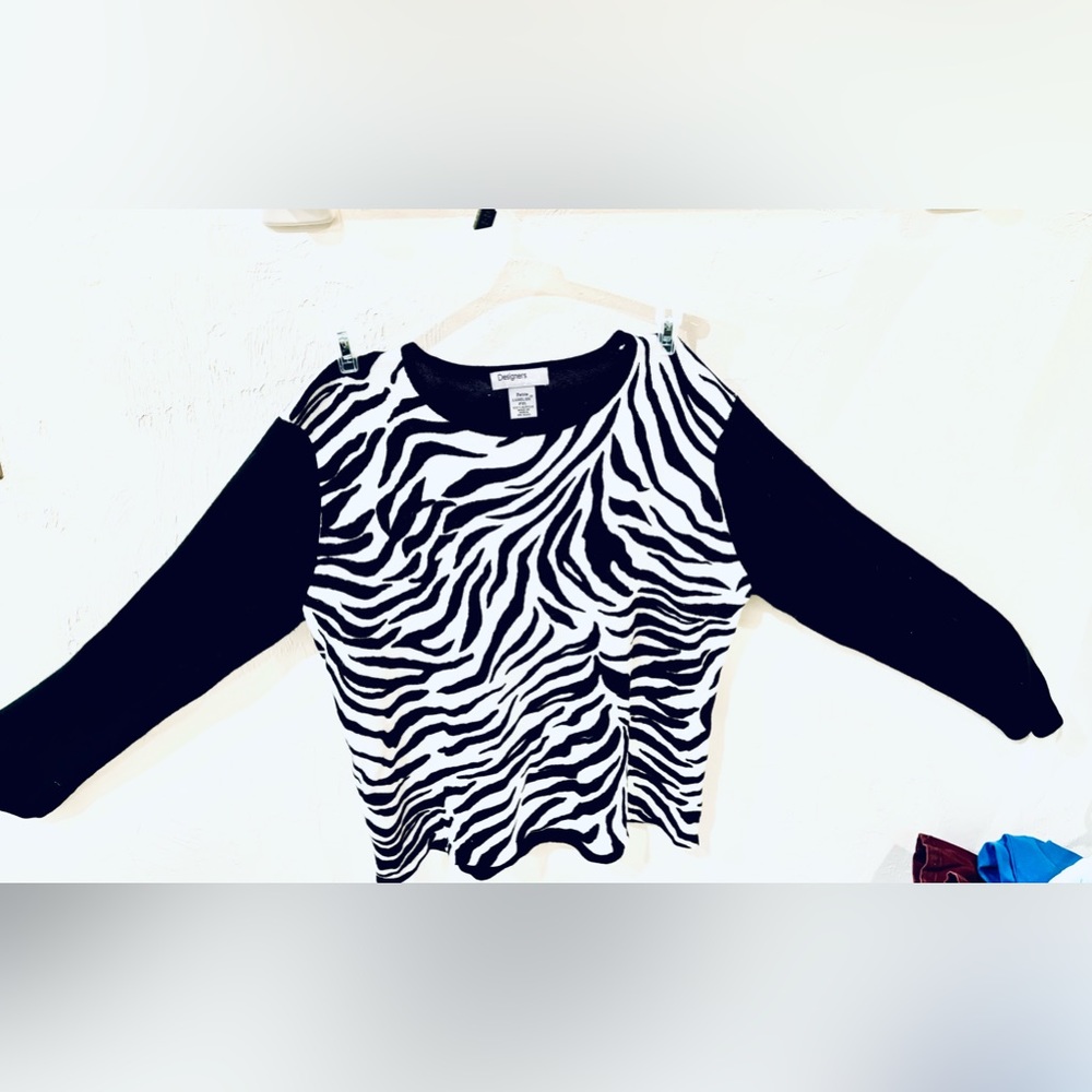 Woman’s sweater, PLX